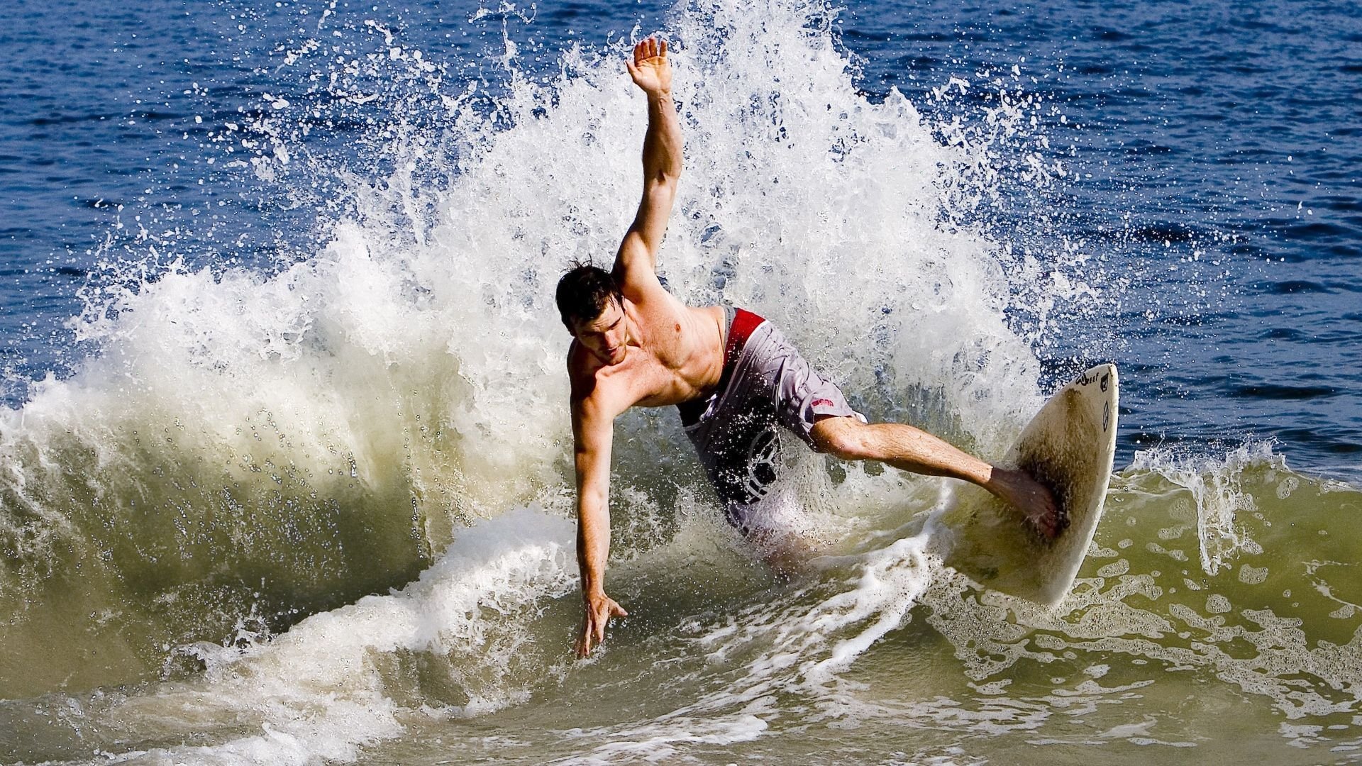 爱游戏官网-森林狼主场外墙展示球员头像打造城市标志感，森林狼队标高清